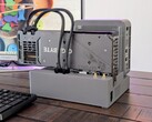 Stacja dokująca mini PC eGPU firmy Beelink jest teraz open-source. (Źródło zdjęcia: Notebookcheck / Allen Ngo)