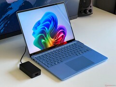 Znany przeciek z uniwersum Windows wymienia kilka kluczowych szczegółów na temat planowanej przez Microsoft linii Surface w 2025 roku. (Źródło obrazu: Notebookcheck).