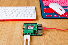 Zestaw Raspberry Pi SSD Kit nadal można kupić u niektórych sprzedawców jako samą czapkę HAT. (Źródło zdjęcia: Raspberry Pi Foundation)