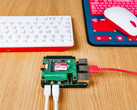 Zestaw Raspberry Pi SSD Kit nadal można kupić u niektórych sprzedawców jako samą czapkę HAT. (Źródło zdjęcia: Raspberry Pi Foundation)