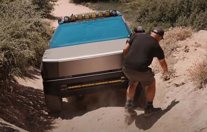 Teren był bezlitosny, ale Cybertruck kontynuował jazdę. (Źródło zdjęcia: Wild Horses Off-Road via YouTube)