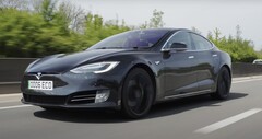 Tesla Model S P90D z ponad 430 tysiącami kilometrów na oryginalnym akumulatorze nadal działa doskonale, z wyjątkiem pewnego zużycia wnętrza. (Źródło: AutoTrader via YouTube)
