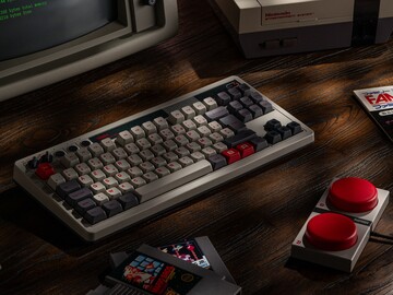 klawiatura mechaniczna 8BitDo Retro z francuskim układem AZERTY (źródło obrazu: Game Outlet Europe)