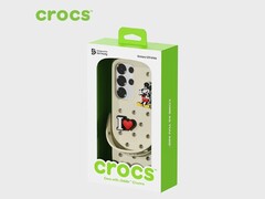 Etui Crocs dla Galaxy S25 jest dostarczane z zawieszkami Jibbitz. (Źródło zdjęcia: Crocs)