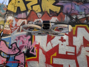 Pixel 7 Pro: DJI Flip przed ścianą graffiti w Mauerpark