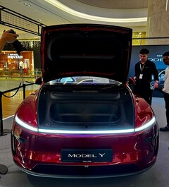 Nowa Tesla Model Y w kolorze Ultra Red (źródło zdjęcia: DaltyBrewer/X)