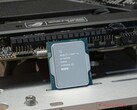 Intel Core i9-14900K traci aż 23% swojej wielordzeniowej wydajności po aktualizacji BIOS-u, która miała zaradzić degradacji procesora. (Źródło zdjęcia: Sebastian Bade / Notebookcheck)