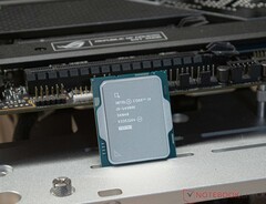 Intel Core i9-14900K traci aż 23% swojej wielordzeniowej wydajności po aktualizacji BIOS-u, która miała zaradzić degradacji procesora. (Źródło zdjęcia: Sebastian Bade / Notebookcheck)