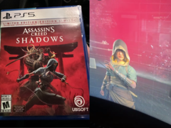 Obraz fizycznej kopii Assassin&#039;s Creed Shadows przesłany przez użytkownika (po lewej) i kadr z przesłanego materiału z rozgrywki (po prawej). (Źródło obrazu: @DannyStevens__ na X/Twitter) 