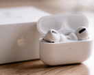 oczekuje się, że iOS 19 wprowadzi obsługę tłumaczeń na żywo do słuchawek AirPods Pro. (Źródło zdjęcia: David Levêque - Unsplash)