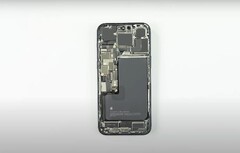 seria iPhone 16 Pro będzie charakteryzować się większymi rozmiarami baterii. (Źródło obrazu: iFixit via YouTube)