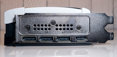 Porty: 3x DisplayPort 2.1b-out, 1x HDMI 2.1b-out