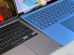 MacBook Air 13 M3 (po lewej) vs. Surface Laptop 13 (po prawej)