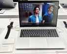 Tecno Megabook S16 waży 2,9 kg, co jest dość niską wagą jak na 16-calowy notebook (źródło zdjęcia: Alexander Fagot, Notebookcheck)
