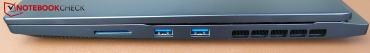 Po prawej stronie: Czytnik SD, 2x USB-A (5 Gb/s)