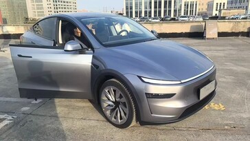 2025 Model Y Juniper w kolorze Quicksilver