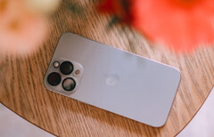 IPhone 15 Pro może działać nieco wolniej w niektórych zadaniach po aktualizacji do iOS 18. (Źródło zdjęcia: Swello - Unsplash)