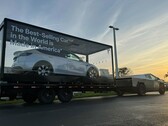 Cybertruck holuje wyprodukowany w USA Model Y (źródło zdjęcia: TeslaNewsWire/X)