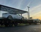 Cybertruck holuje wyprodukowany w USA Model Y (źródło zdjęcia: TeslaNewsWire/X)