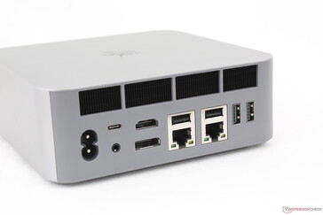 Tył: Zasilanie AC (bez zewnętrznego zasilacza), USB-C Thunderbolt 4 z DisplayPort + Power Delivery, zestaw słuchawkowy 3,5 mm, HDMI (4K@60), DisplayPort 1.4 (4K@144), 2x RJ-45 (2,5 Gb/s), 4x USB-A 3.0 (10 Gb/s)