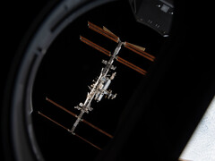 Międzynarodowa Stacja Kosmiczna na orbicie widziana z pokładu SpaceX Crew Dragon. (Źródło zdjęcia: NASA Johnson na Flickr)