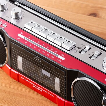 Wielofunkcyjny boombox Sanwa wykorzystuje analogowe pokrętła i przyciski do obsługi wszystkich funkcji. (Źródło obrazu: Sanwa Supply)