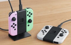 Podstawka ładująca Joy-Con może być używana pionowo lub położona płasko na stole. (Źródło obrazu: Nintendo)