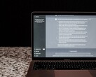 Laptop z otwartym oknem czatu opartego na sztucznej inteligencji na ciemnym tle; zdjęcie stockowe przedstawiające lokalną sztuczną inteligencję bez wykorzystania chmury.