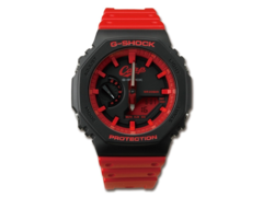 Logo karpia na zegarku Casio G-Shock x Hiroshima Toyo Carp towarzyszy czerwonym indeksom i akcentom na czarnym tle. (źródło zdjęcia: Great G-Shock World)