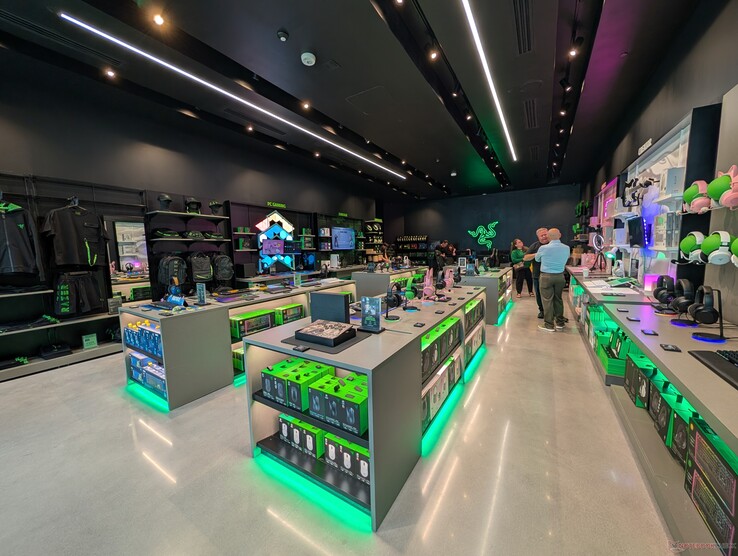 RazerStore w Santa Clara na godzinę przed wielkim otwarciem