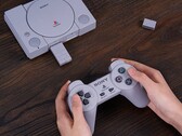 Zestaw 8BitDo Mod Kit dla oryginalnego kontrolera PlayStation dodaje obsługę Bluetooth i akumulator. (Źródło obrazu: 8BitDo)