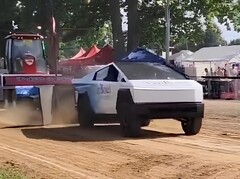 Dwusilnikowy Cybertruck został mistrzem klasy 2500 w zawodach tractor pull. (Źródło obrazu: Reddit)