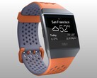 Fitbit Ionic w kolorze koralowego błękitu i ognistej pomarańczy (źródło zdjęcia: Fitbit)