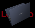 Lenovo Chromebook Plus i, przedstawiony na czarnym tle z logo Lenovo za nim. (Źródło zdjęcia: Lenovo - edytowane)